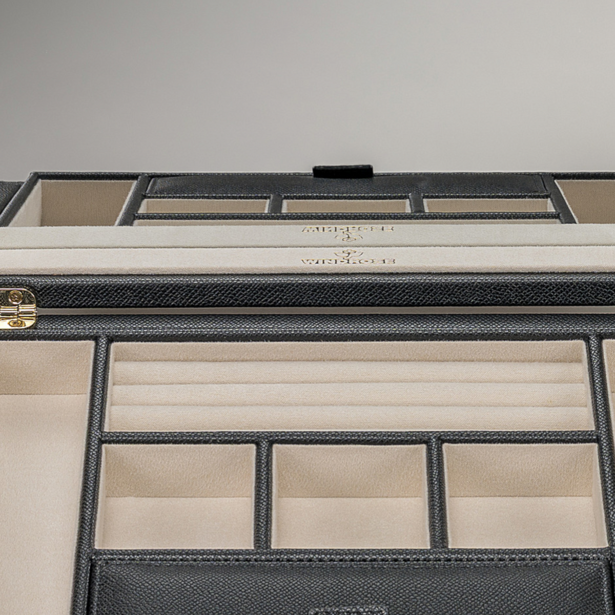 Charmbox luxora schwarz – Detailansicht Ringleisten und Fächer